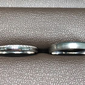 【アイプリモ(I-PRIMO)の口コミ】 女性のリングは下半分にダイヤが、男性のリングには下半分にマットな加工…