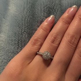 【ラザール ダイヤモンド(LAZARE DIAMOND)の口コミ】 取り巻き型のデザインはどこでもありますが
その中でも、重ね付けを楽しめ…