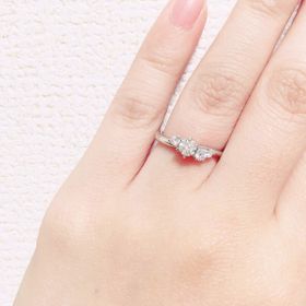 【銀座ダイヤモンドシライシの口コミ】 検討するにあたり考慮した点
・リングが細い
・大振りな飾りではなく小振…