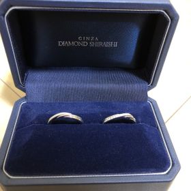 【銀座ダイヤモンドシライシの口コミ】 1番の決め手は指にはめた時の印象が自然だったことです。デザインは波線が…