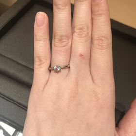 【アイプリモ(I-PRIMO)の口コミ】 婚約指輪らしい一石のタイプと悩みましたが、彼がメレダイヤがついてた方…