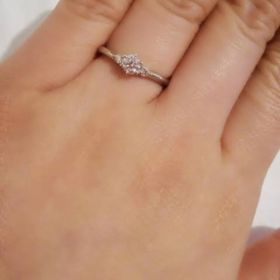 【銀座ダイヤモンドシライシの口コミ】 結婚指輪と合わせて付けたいという希望があって、シンプルなデザインを探…