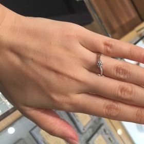 【Galopine & Galopin(ガロピーネガロパン)の口コミ】 非常に綺麗なセンターダイヤモンドであり、キラキラとした上品な光が魅力…