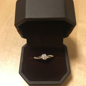 【アイプリモ(I-PRIMO)の口コミ】 横から見えるダイヤの綺麗さに惹かれ、検討し、他にはないリングのデザイ…