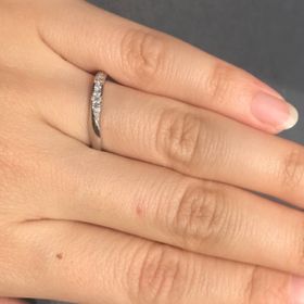 【ROYAL ASSCHER(ロイヤル・アッシャー)の口コミ】 手が小さいためラインの幅が細めのものを探していました。このリングはピ…