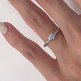 【ANTWERP BRILLIANT(アントワープブリリアント)の口コミ】 中央の大きくしっかりとした存在感のダイヤモンドがお気に入りです。全体…