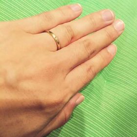 【ENUOVE(イノーヴェ)の口コミ】 もともとゴールドと色は決めていたのですが、普段の服装にも合うようにツ…