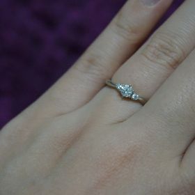 【アイプリモ(I-PRIMO)の口コミ】 プロポーズの際にサプライズで頂きました！
指が細く見える華奢なデザイン…