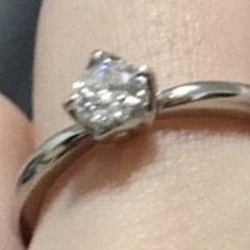 【俄(にわか)の口コミ】 石が綺麗にとまっていた。
日本ブランドで指へのフィット感がかなりよかっ…