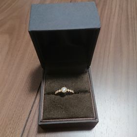 【CHER LUV(シェールラブ)の口コミ】 見た目が、昔ながらの婚約指輪という感じではなく、アンティークっぽい、…