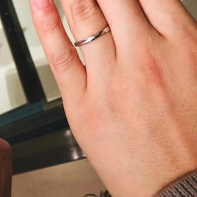 【CHARMY(チャーミー)の口コミ】 仕事中にも着けることが出来るマットな質感でシンプルなデザインのリング…