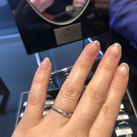 【エクセルコダイヤモンド(EXELCO DIAMOND)の口コミ】 V字ラインのデザインなので、短い指の方でも細く長く綺麗にみせてくれます…