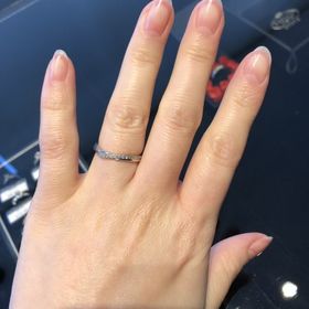 【銀座ダイヤモンドシライシの口コミ】 こちらの指輪に一目惚れしました！好みのV字で細身のデザインで流れるよう…