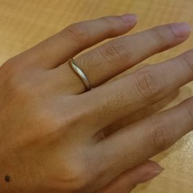 【銀座ダイヤモンドシライシの口コミ】 シンプルで着け心地の良さが決め手でした。私はずっと指輪を着けていたい…