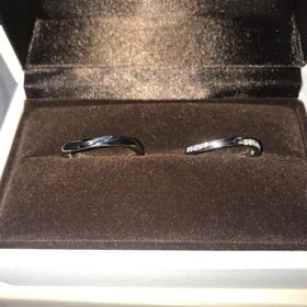 【アイプリモ(I-PRIMO)の口コミ】 デザインが良かった。
少しねじりが入っていて、自分たちの指の形にフィッ…