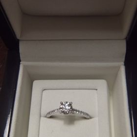 【デビアス(DE BEERS)の口コミ】 指につけても邪魔にならない細めのリングを探していたところ、何軒か見て…