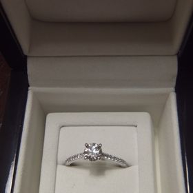 【デビアス(DE BEERS)】の口コミ 指につけても邪魔にならない細めのリングを探していたところ、何軒か見て回...