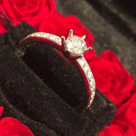 【エクセルコダイヤモンド(EXELCO DIAMOND)の口コミ】 中央にダイヤがあり、その周りをキラキラと輝いているデザインを求めてい…