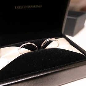 【エクセルコダイヤモンド(EXELCO DIAMOND)の口コミ】 婚約指輪とセットでつけることを考えて、シンプルなエンゲージリングを選…