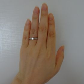 【ラザール ダイヤモンド(LAZARE DIAMOND)の口コミ】 とにかく美しくてゴージャスです。真ん中に大きなダイヤと、それに続いて…