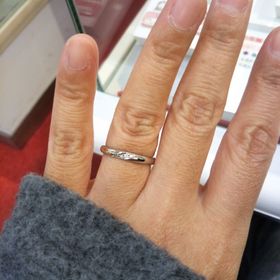 【Something Blue(サムシングブルー)の口コミ】 結婚指輪を他店で2時間見た後、通りかかって即決しました。
リーズナブル…