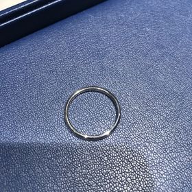 【銀座ダイヤモンドシライシの口コミ】 奥さんが気にいったようです。
細かなダイヤが散りばめられていて、デザイ…