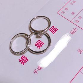 【アイプリモ(I-PRIMO)の口コミ】 新郎の指輪は、シンプルなデザインで普段でも着用しやすそうなため。
新婦…