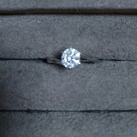 【アイプリモ(I-PRIMO)の口コミ】 高砂あまりなく、つけ心地が良く、中央のダイヤモンドが一番きれいに見え…