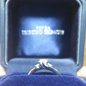 【銀座ダイヤモンドシライシの口コミ】 希望の価格帯でグレードを調節してもらえてよかった。
見た目ではあまり変…