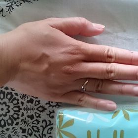 【4℃ BRIDAL(ヨンドシーブライダル)の口コミ】 シンプルなデザインで、ぷっくりしている指の私にも綺麗にはめられること…