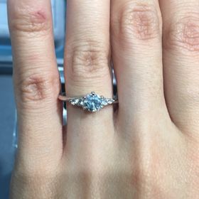 【宝寿堂(ほうじゅどう)の口コミ】 両サイドに２粒ずつメレダイアモンドがついており、それが真ん中のメイン…