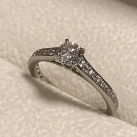 【エクセルコダイヤモンド(EXELCO DIAMOND)の口コミ】 やはり着け心地が良いところ、ダイヤの質が決め手となりました。
デザイン…