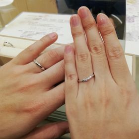 【Mariage ent(マリアージュエント)の口コミ】 ウェーブがかっていてダイヤが少しついている、シンプルなデザインを求め…