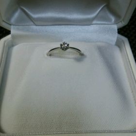 【WATANABE / 卸商社直営　渡辺の口コミ】 シンプルな6点留の縦爪の指輪ですが、できる限り服などに引っかからないよ…