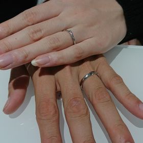 【俄(にわか)の口コミ】 デザイン性とメッセージ性が良く
ピンクダイヤモンドに惹かれました！
V字…