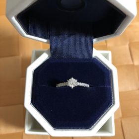 【銀座ダイヤモンドシライシの口コミ】 ダイヤモンドの光り方が他の店の商品よりも綺麗だったので決めました。ダ…