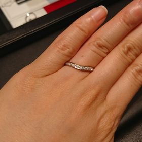 【ラザール ダイヤモンド(LAZARE DIAMOND)の口コミ】 メレダイヤがキラキラで、とってもゴージャスな指輪です。婚約指輪と重ね…