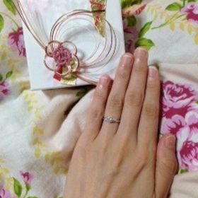 【宝寿堂(ほうじゅどう)の口コミ】 結婚指輪と重ね付けをすることを前提に選びました。結婚指輪を先に決めて…