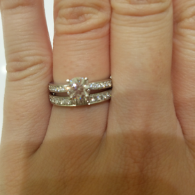 【4℃ BRIDAL(ヨンドシーブライダル)の口コミ】 リングにも、ダイヤが散りばめられており、大変ゴージャスです。付けてみ…