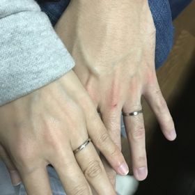 【Something Blue(サムシングブルー)の口コミ】 女物の指輪の方はV字の形のものが指が綺麗に見えると聞いていたのでその形…