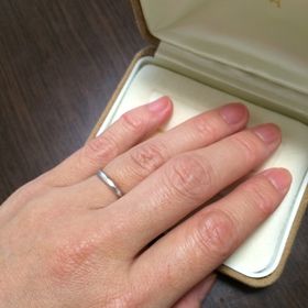 【A・D・A(エー・ディー・エー)の口コミ】 飽きのこないシンプルな指輪を探していました。何カ所か回りましたがデザ…