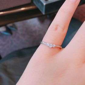 【ケイウノ ブライダル(K.UNO BRIDAL)の口コミ】 華奢なリングにダイヤモンドが光っていて、繊細なデザインが素敵でした。…