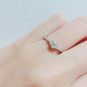 【アイプリモ(I-PRIMO)の口コミ】 シンプルなストレートラインなところと、普通の一粒ではなくサイドにメレ…