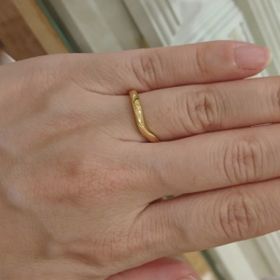 【Mariage ent(マリアージュエント)の口コミ】 シンプルなタイプの結婚指輪を探しており、この指輪に決めました。ゴール…