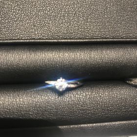 【エクセルコダイヤモンド(EXELCO DIAMOND)の口コミ】 セットリングで付けた時のデザインが気に入りました。
ダイヤモンドにも拘…