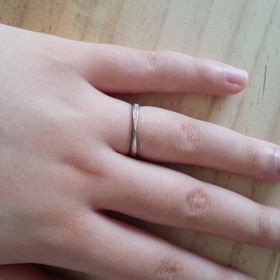 【銀座ダイヤモンドシライシの口コミ】 指が短く、ふっくらしていてくいこみやすいので、指がきれいに見えるもの…