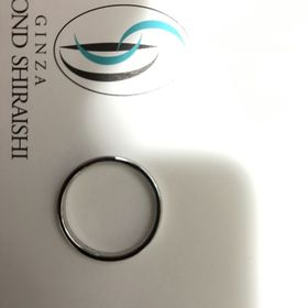 【銀座ダイヤモンドシライシの口コミ】 結婚指輪は派手ではなく、シンプルなデザインの指輪を探していました。
正…