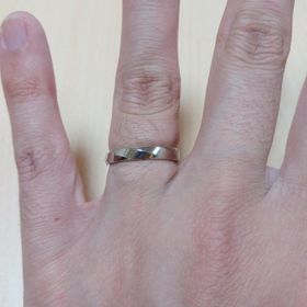 【ラザール ダイヤモンド(LAZARE DIAMOND)の口コミ】 自分の手が大きいため、着けた時のバランスを見たところ、太さも丁度良く…