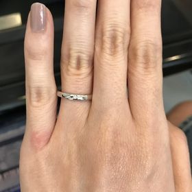 【エクセルコダイヤモンド(EXELCO DIAMOND)の口コミ】 デザインがシンプルでダイヤが入っていて珍しいU字ラインでとても指が綺麗…
