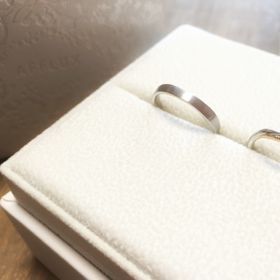 【AFFLUX(アフラックス)の口コミ】 婚約指輪と合うようなデザインで探していたところ、ぴったりの物を見つけ…